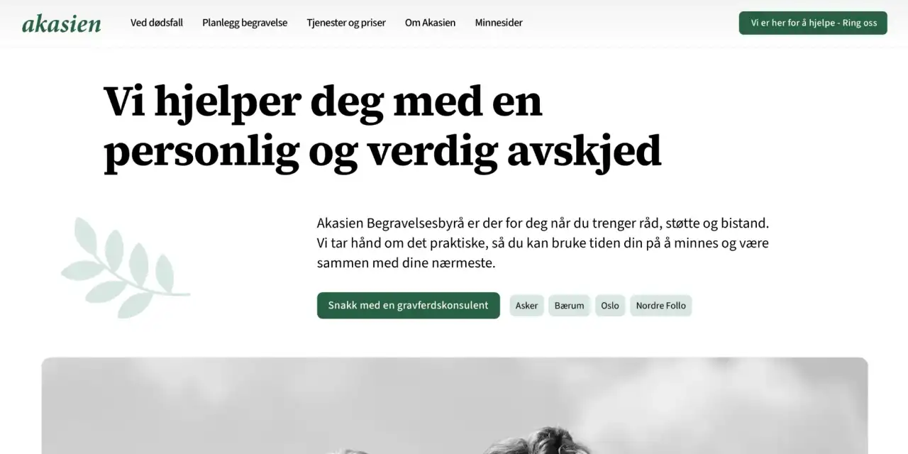 Forsiden til Akasien Begravelsesbyrå med overskriften «Vi hjelper deg med en personlig og verdig avskjed».