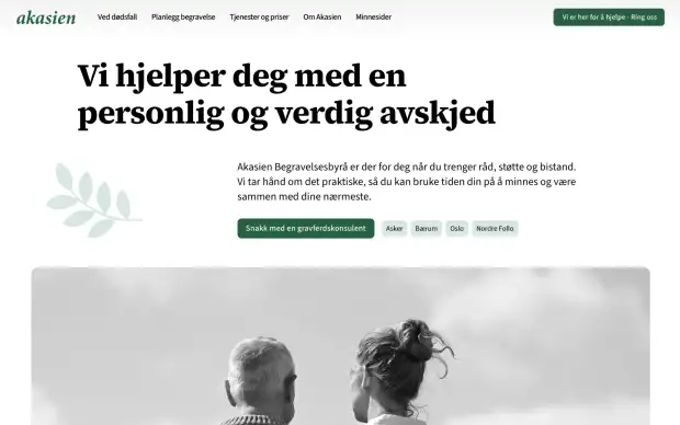 Forsiden til Akasien Begravelsesbyrå med overskriften «Vi hjelper deg med en personlig og verdig avskjed».
