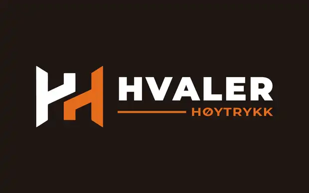 Logoen til Hvaler Høytrykk mot mørk bakgrunn: to H-er i hvitt og oransje ved siden av navnetrekket.