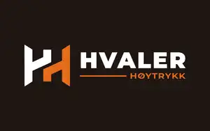 Logoen til Hvaler Høytrykk mot mørk bakgrunn: to H-er i hvitt og oransje ved siden av navnetrekket.