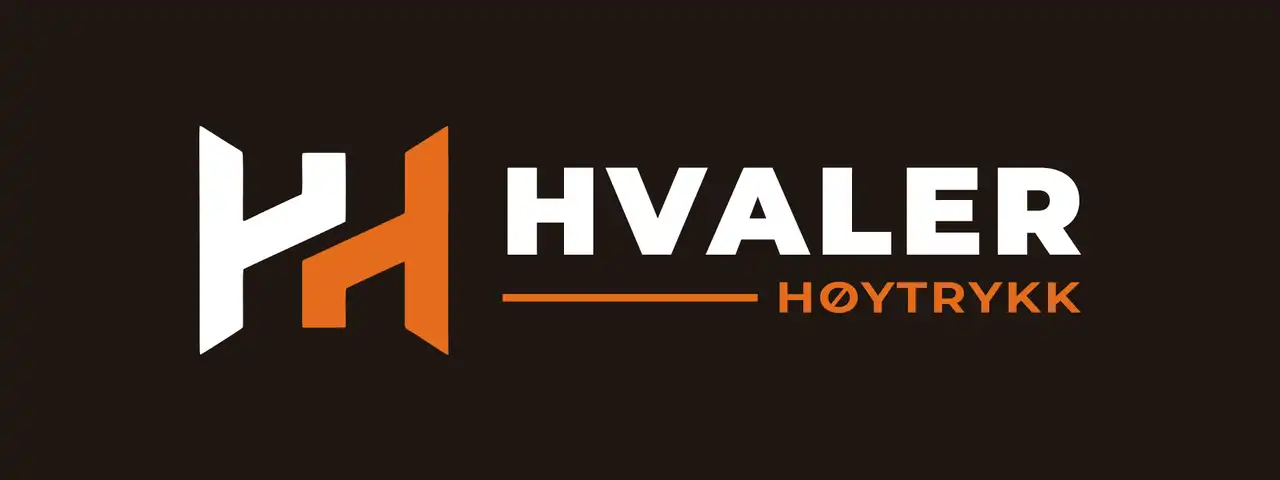 Logoen til Hvaler Høytrykk på mørk brun bakgrunn: to sammenflettede H-er i hvitt og oransje, med navnetrekket i store bokstaver ved siden av.