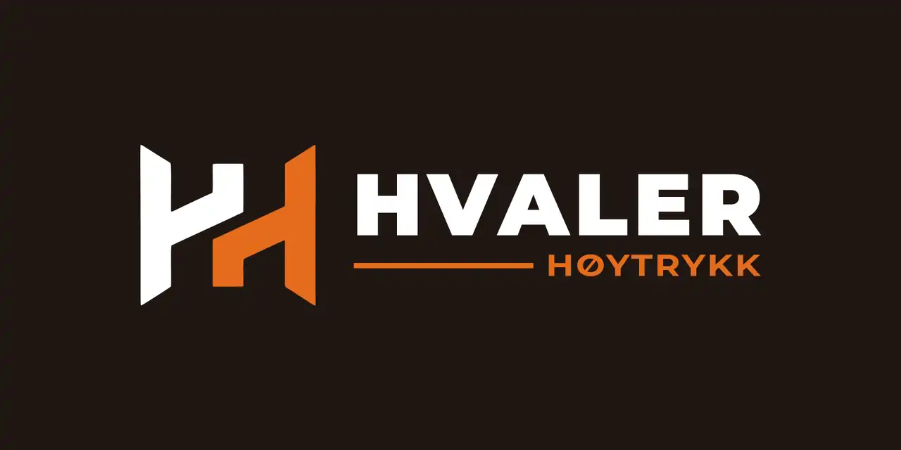 Logoen til Hvaler Høytrykk mot mørk bakgrunn: to H-er i hvitt og oransje ved siden av navnetrekket.