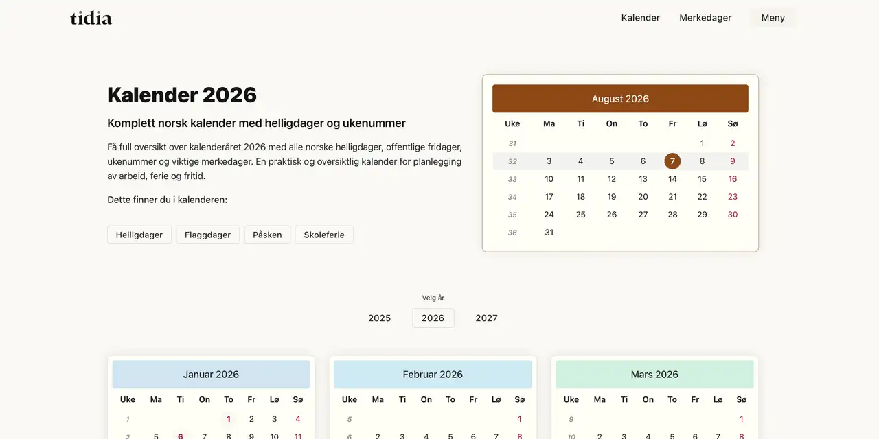 Kalendersiden i Tidia med overskriften «Kalender 2026», årsvelger og månedsoversikter med ukenummer og helligdager markert.