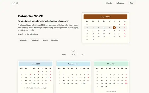 Kalendersiden i Tidia med overskriften «Kalender 2026», årsvelger og månedsoversikter med ukenummer og helligdager markert.